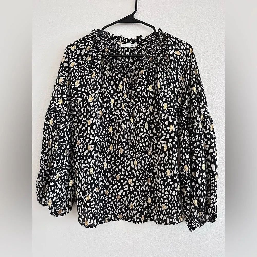 NWT Blu Pepper Bishop Tie Neck Top with Gold Design size Small